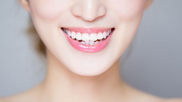 تبييض الأسنان هو أي إجراء يتم فيه جعل الأسنان تبدو أكثر بياضاً