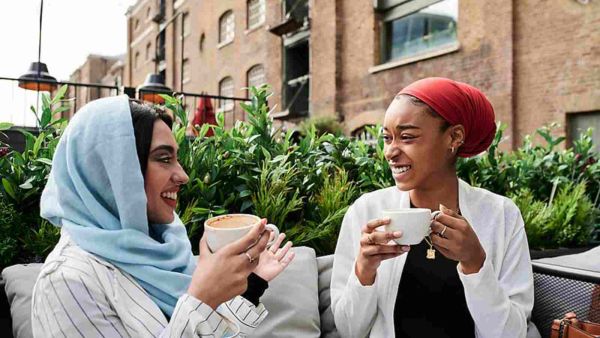 تتميز صاحبة برج السرطان بعاطفيتها وقلبها الطيب وشخصيتها المحببة
