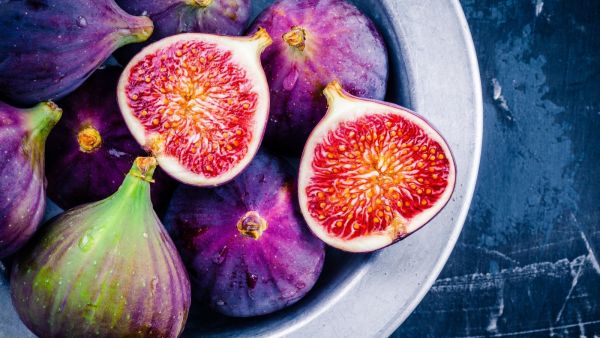 يحتوي التين الطازج والمجفف على كميات كبيرة من الألياف