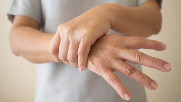 من أهم أسباب رجفة ورعشة اليد نقص فيتامين B12