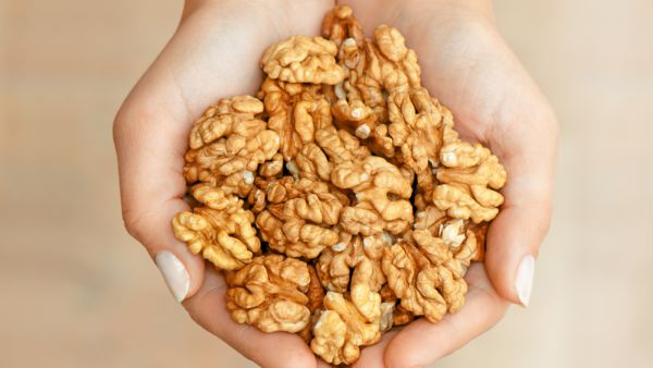 الجوز غني بالأحماض الدهنية أوميغا 3 والبوليفينول فهو يحمي القلب والأوعية الدموية وتنظيم الهرمونات