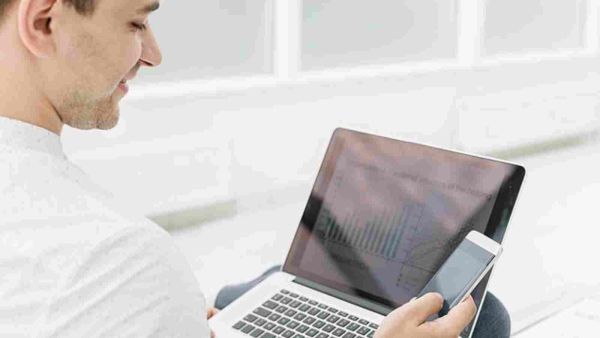 استخدام الهواتف الذكية يعرض السيدات أكثر للإصابة بآلام الرقبة مقارنة بالرجال
