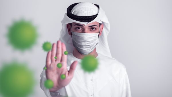 تظهر لدى المصاب بالفيروسين أعراض متشابهة، كارتفاع درجة الحرارة والسعال