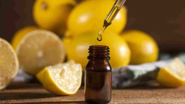 استنشاق زيت الليمون يعزز المزاج لدى النساء والرجال
