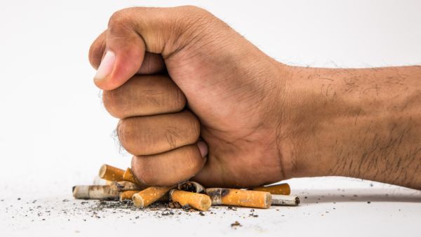 تجنّب الخروج مع الأشخاص والأماكن التي تزيد الرغبة في التدخين