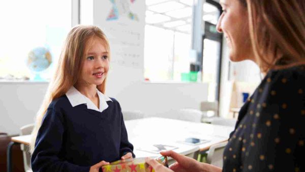 المعلم هو أساس المجتمع ومربي الأجيال