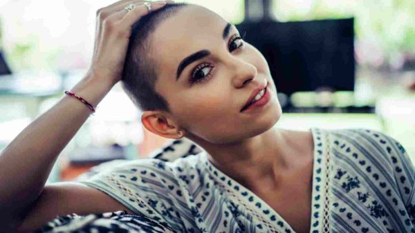 دلّكي فروة رأسك باستعمال الزيوت الطبيعية لتعززي الدورة الدموية في فروة رأسك