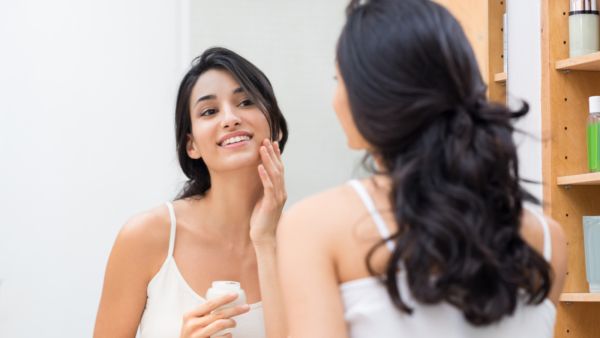 يمكنك استخدام مرطب الوجه طوال اليوم للعناية ببشرتك أيام العطلة