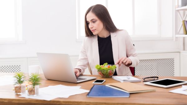  ضرورة اختيار سلطة مع الوجبة
