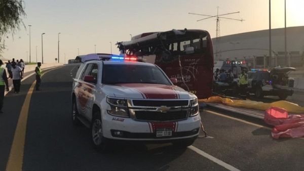 اصطدام حافلة مواصلات بلوحة إرشادية في إمارة دبي
