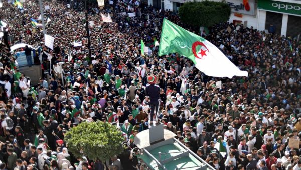 عشرات الآلاف من الجزائريين يطالبون بإصلاحات ورحيل النخبة الحاكمة