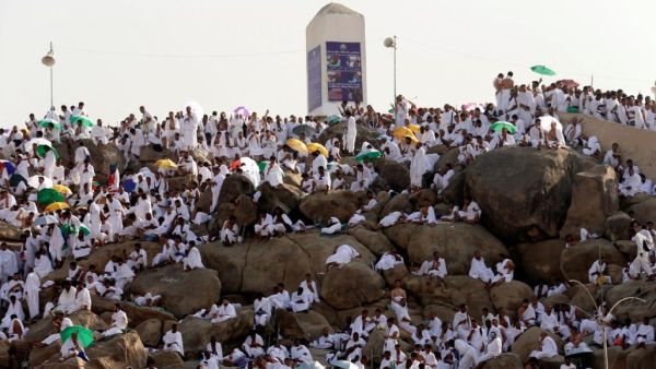 التوجه إلى صعيد عرفات، لتأدية الركن الأعظم من شعيرة الحج