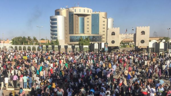 معتصمون أمام مقر قيادة الجيش في العاصمة الخرطوم/ أرشيفية