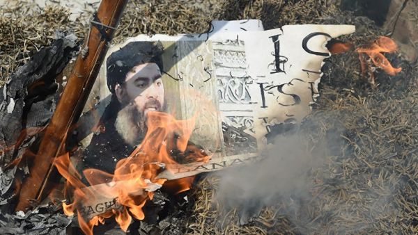 العثور على 7 جثث بينها جثث طفل و3 نساء في موقع استهداف البغدادي في إدلب السورية