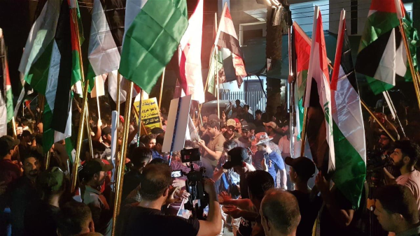 متظاهرون عراقيون يعتدون على سفارة البحرين في بغداد