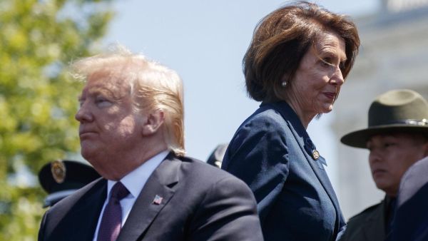 الرئيس الأمريكي دونالد ترامب ونانسي بيلوسي