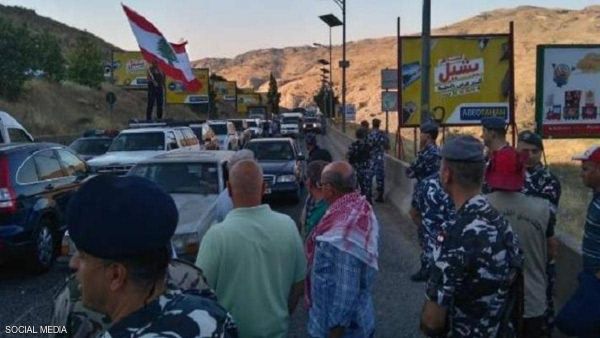 عسكريون متقاعدون يغلقون المداخل الرئيسية الأربعة للعاصمة اللبنانية بيروت