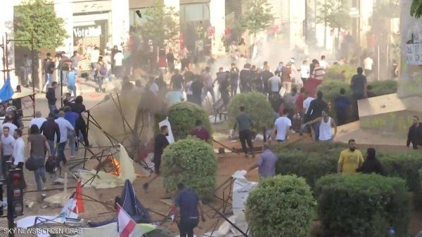 حرق خيم المحتجين في ساحة رياض الصلح وسط بيروت