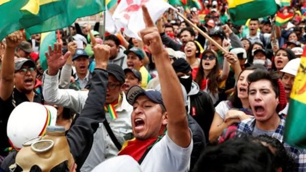 موراليس أول رئيس من السكان الأصليين لبوليفيا، قد استقال تحت ضغط تظاهرات المعارضة 