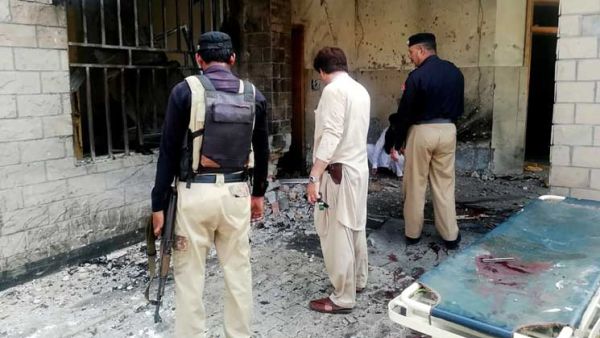 مقتل ستة أشخاص بينهم اثنان من أفراد الشرطة في اعتداء نفذته الأحد انتحارية في شمال غرب باكستان