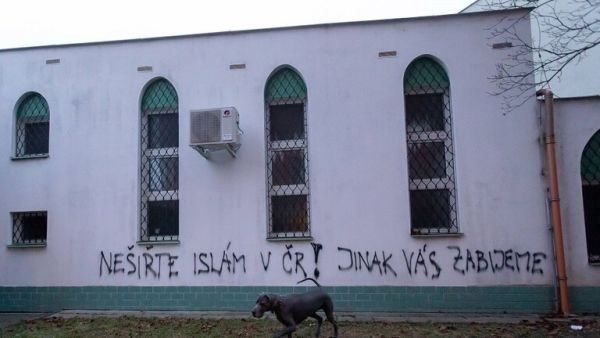 عبارات عنصرية على الجدران الخارجية لأحد المساجد في برونو