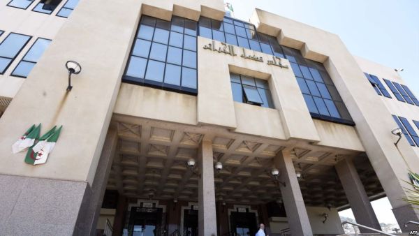 تحقيقات بشأن قضية حجز 700 كلغ من الكوكايين بميناء وهران.
