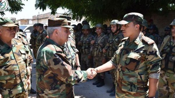 وزير الدفاع السوري العماد، علي أيوب في بلدة الهبيط