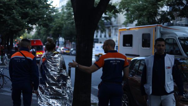 حريق اندلع في مبنى سكني وسط العاصمة الفرنسية باريس