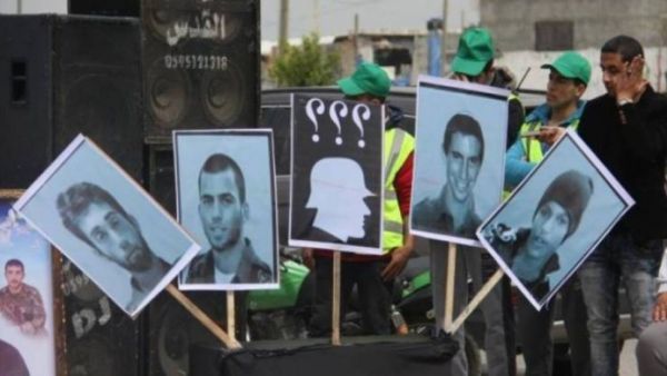 “حماس” أكدت في أكثر من مناسبة أنها لن تكشف عن مصير الإسرائيليين ما لم تفرج تل أبيب عن أسرى فلسطينيين “حماس” أكدت في أكثر من مناسبة أنها لن تكشف عن مصير الإسرائيليين ما لم تفرج تل أبيب عن أسرى فلسطينيين