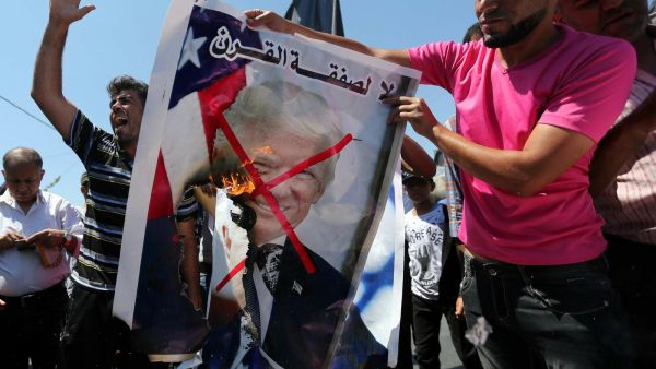 مسيرة حاشدة تندد بـ “ورشة البحرين” و “صفقة القرن” كونهما تهدفان إلى تصفية القضية الفلسطينية