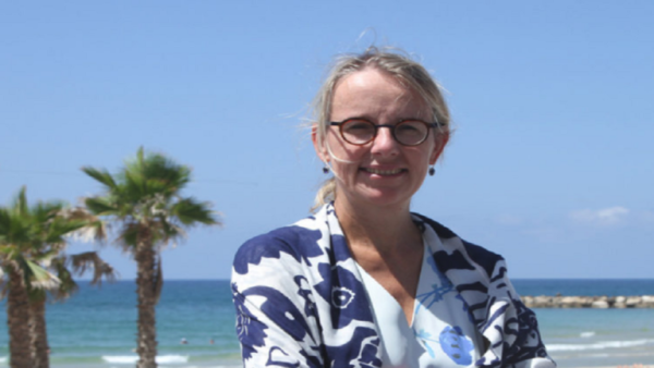 سفيرة فرنسا لدى تل أبيب هيلين لو غال