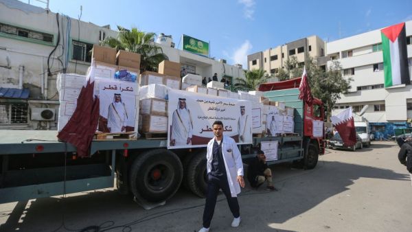توزيع مساعدات مالية قدمتها دولة قطر، لأكثر من 60 ألف أسرة فقيرة في القطاع
