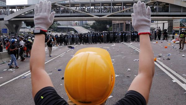  المتظاهرون ارتدوا أقنعة واستخدموا عوائق معدنية وبلاستيكية لإغلاق الشوارع