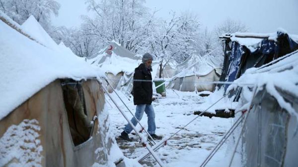  مخيم مؤقت في غابة في البوسنة