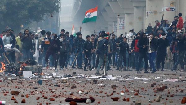 في العاصمة نيودلهي، احتجزت السلطات أكثر من 100 شخص نظموا مظاهرة في أحد أبرز معالم المدينة