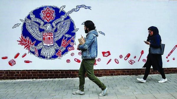 رسوم ايرانية معادية على جدران السفارة الامريكية في طهران