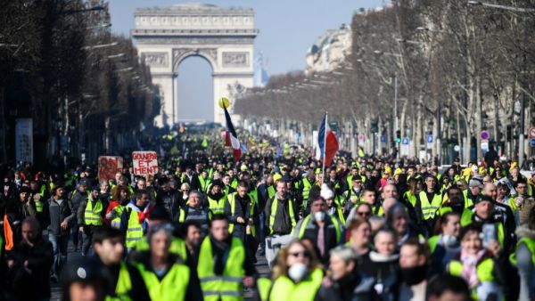محتجون من “السترات الصفراء” يدعون إلى التظاهر مجددا عند مستديرات الطرق في جميع أنحاء البلاد