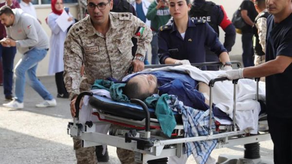 عملية الطعن أسفرت عن اصابة 8 اشخاص نصفهم من السياح عملية الطعن أسفرت عن اصابة 8 اشخاص نصفهم من السياح