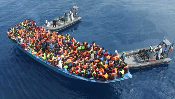 نقل المهاجرين، الذين ينتمون لجنسيات أفريقية، لقاعدة طرابلس البحرية