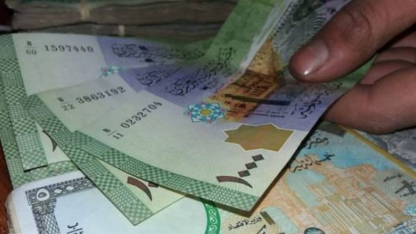 تراجع سعر صرف العملة السورية مقابل الدولار الأحد في السوق السوداء بنحو كبير