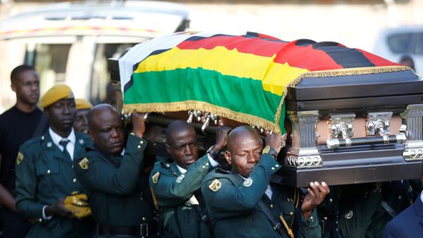 عسكريون حملوا نعش الرئيس السابق إلى مكان دفنه بحضور نحو 200 شخص، بينهم أرملة موغابي، غريس