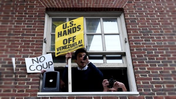 معتصمون داخل السفارة الفنزويلية في واشنطن