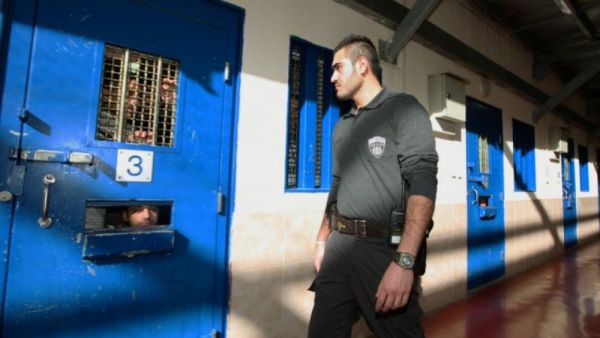 تعتقل إسرائيل 1200 فلسطيني في سجن “عوفر”