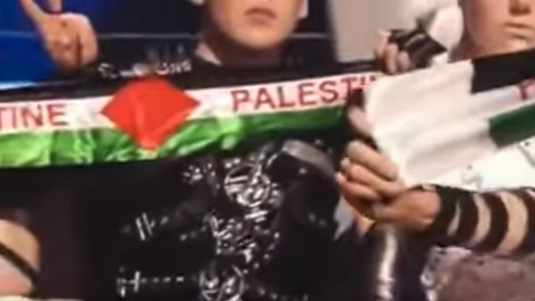 رفع علم فلسطين أثناء التصويت بمسابقة "يوروفيجين" بتل أبيب