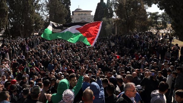 فلسطينيون في ساحات المسجد الأقصى بمدينة القدس المحتلة