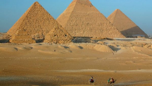 القبض على ممثل أمريكي وصديقته يمارسان فعلا فاضحا داخل الأهرام