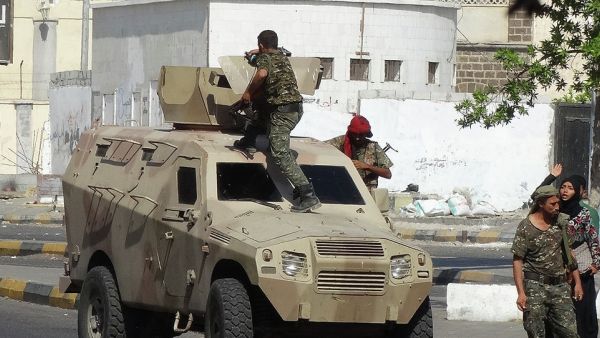  تجدد الاشتباكات في منطقة كريتر، بالقرب من القصر الجمهوري في مدينة عدن