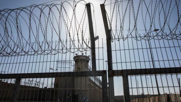 قرر 30 أسيرا فلسطينيا جديدا الدخول في “إضراب إسنادي” للأسرى الإداريين المضربين عن الطعام