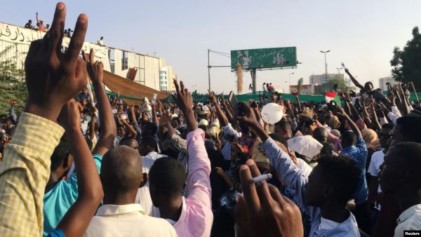 معتصمون أمام مقر القيادة العامة بالخرطوم