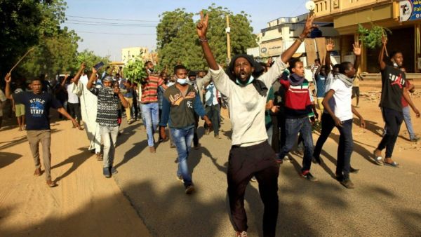 محتجون سودانيون